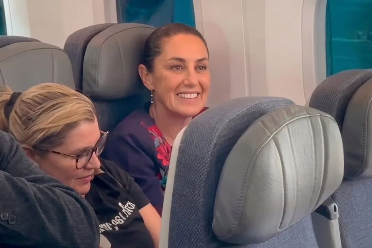 Sheinbaum en un vuelo comercial