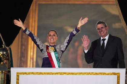 Sheinbaum saluda a la multitud