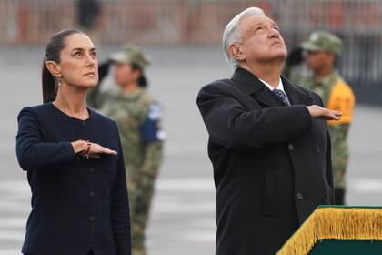 Sheinbaum y el presidente saliente, Andrés Manuel López Obrador, asisten a un evento de aniversario en el Zócalo de Ciudad de México, el 19 de septiembre de 2024