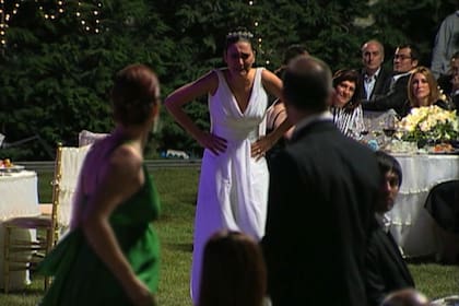 Sherazade se toca el vientre y pide auxilio en medio de su boda con Onur