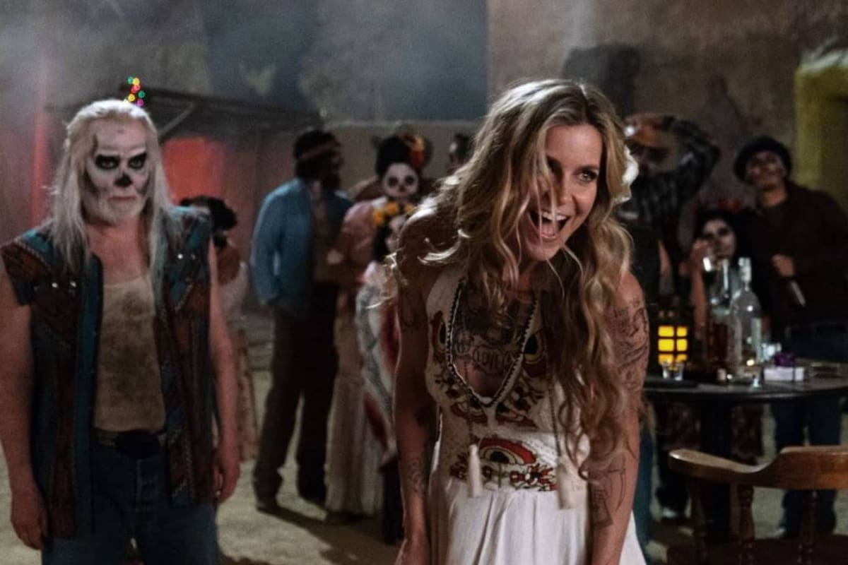Sheri Moon Zombie en una escena de la película Los tres del infierno