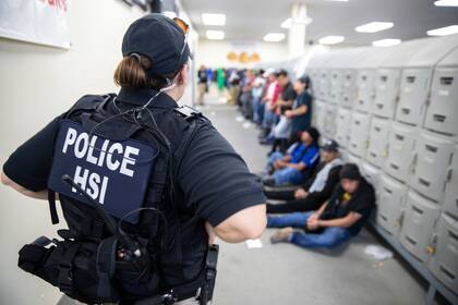 Sheridan Nolen, vocera del DPS, explicó que la "Operación Lone Star 2.0" se desarrolla en todo el estado con personal desplegado para "combatir e interceptar actividades criminales vinculadas al cruce fronterizo"