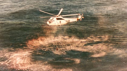 Sherrill fue piloto de un Sea King durante sus misiones en Medio Oriente y Europa