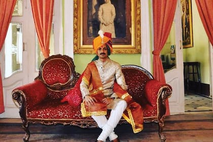 Sherwani, dhotis y pagri a puro lujo. Manvendra Singh Gohil en el Durbar Hall de Vijay, uno de los palacios famosos de Rajpipla, con el outfit que los nobles usan para eventos especiales.