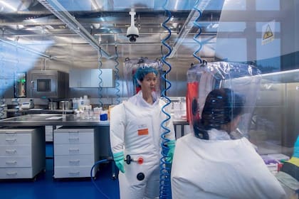 Shi Zhengli, en el laboratorio de nivel P4 de Wuhan