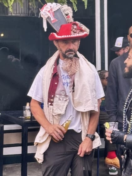 Shia LaBeouf, cerveza en mano, en uno de los bares que visitó durante la celebración