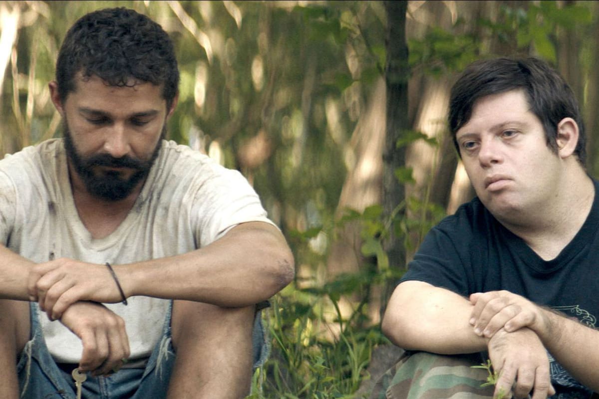 Shia LaBeouf y Zack Gottsagen en la pelìcula Peanut Butter Falcon