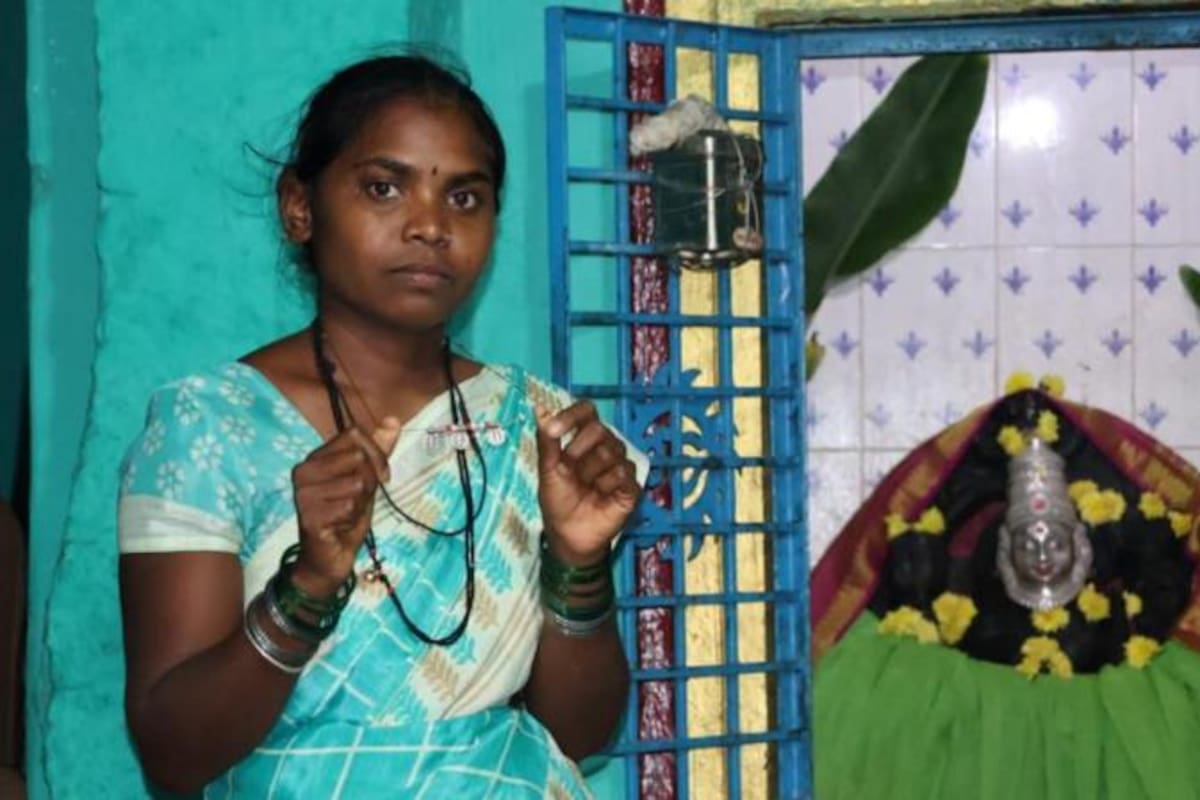 Shilpa muestra el collar que usan las devadasis.