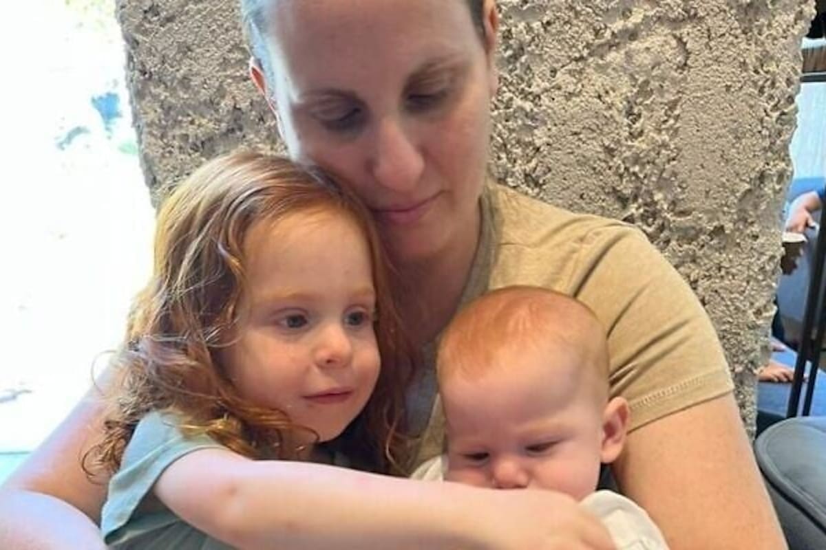 Shiri Bibas junto a sus hijos, Ariel y Kfir