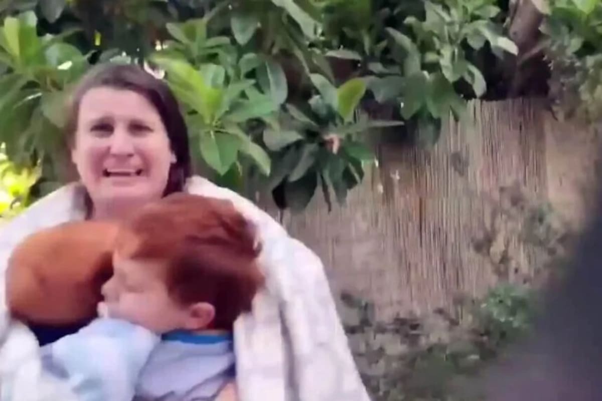 Shiri Bibas junto a sus hijos el día del secuestro