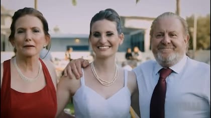 Shiri, junto a sus padres, Margit y José Luis, el día de su casamiento