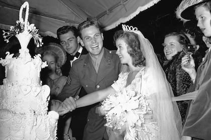 Shirley Temple y John Agar durante su casamiento: la actriz tenía 17 años y creyó que había encontrado a su "príncipe azul"