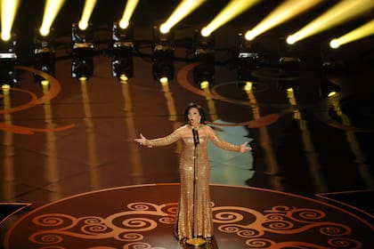 Shirley Bassey en un concierto homenaje a la música de James Bond realizado en 2020