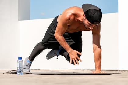 El objetivo de un entrenamiento de diez minutos es trabajar los grupos musculares en su totalidad: cadera, hombros, piernas y columna vertebral