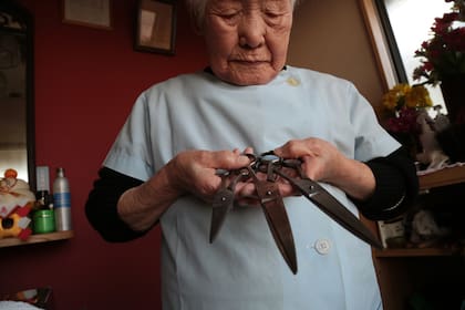 Shitsui Hakoishi tiene 108 años y aún corta el pelo