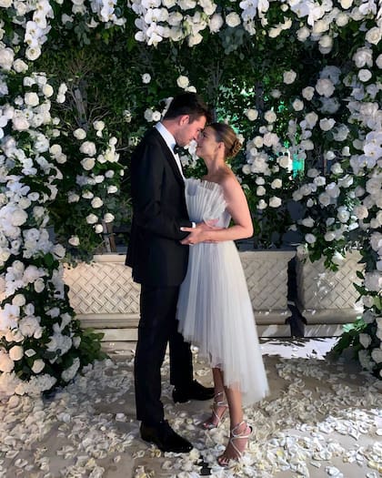Shiva y Niels Houweling se casaron el 31 de octubre de 2020 en el Hotel Peninsula de Beverly Hills. La novia lució un traje de Giambattista Valli