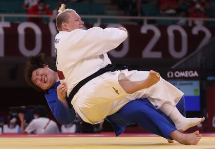 Shiyan Xu del equipo de China y Jasmin Grabowski del equipo de Alemania compiten durante la ronda eliminatoria de judo + 78 kg de mujeres