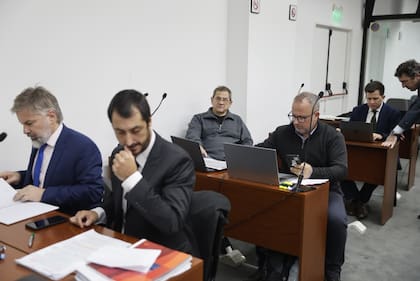 Shocklender junto a sus defensores
