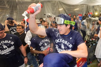 Shohei Ohtani, astro japonés de los Dodgres de Los Ángeles, festeja la victoria sobre los Rojos de Cincinnati en la serie de comodines de la Liga Nacional, el miércoles 1 de octubre de 2025 (AP Foto/Mark J. Terrill)