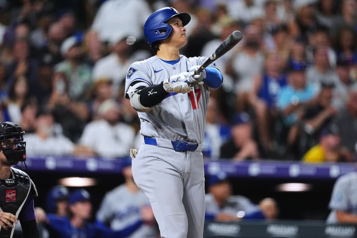 Shohei Ohtani, de los Dodgers de Los Ángeles, observa el vuelo de la pelota en su jonrón de dos carr