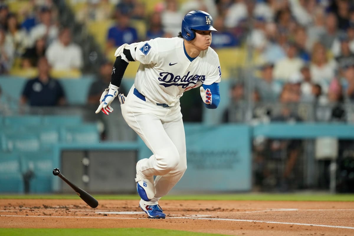 Shohei Ohtani de los Dodgers de Los Ángeles corre primera tras batear un sencillo en la primera entr