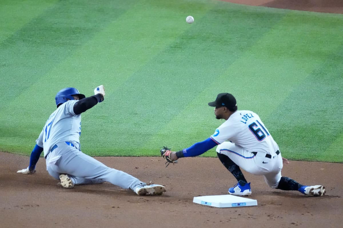 Shohei Ohtani, de los Dodgers de Los Ángeles, se roba la intermedia frente al dominicano Otto López, de los Marlins de Miami, el miércoles 18 de septiembre de 2024 (AP Foto/Wilfredo Lee)