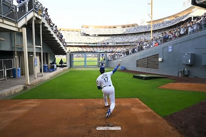 Shohei Ohtani durante una práctica de lanzamiento con Los Dodgers.