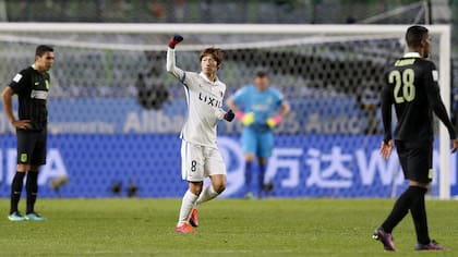 Shoma Doi celebra el primer gol, de penal, de Kashima Antlers