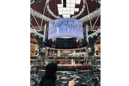 El mall cuenta con pantallas circulares para ver los partidos y árboles artificiales que fingen un oasis en medio de esa estructura gigante