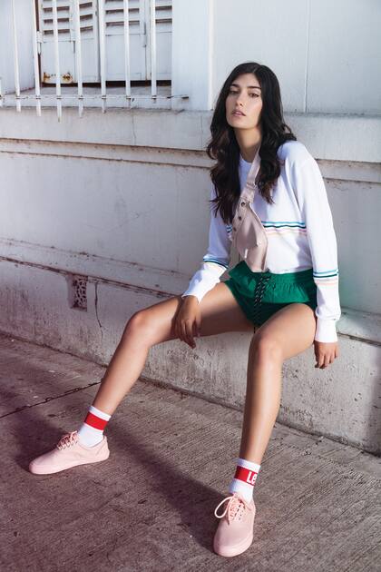 Shorts de algodón con elástico en la cintura (Las Pepas), suéter de hilo (Tommy Hilfiger), riñonera de cuero rosa (Lazaro), medias (Levis), zapatillas de gabardina rosa (Bensimon)