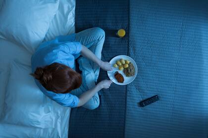 Otra desventaja de cenar tarde es la alteración de la expresión de genes en el tejido adiposo, lo que favorece un mayor almacenamiento de lípidos y por ende, un aumento en la grasa corporal