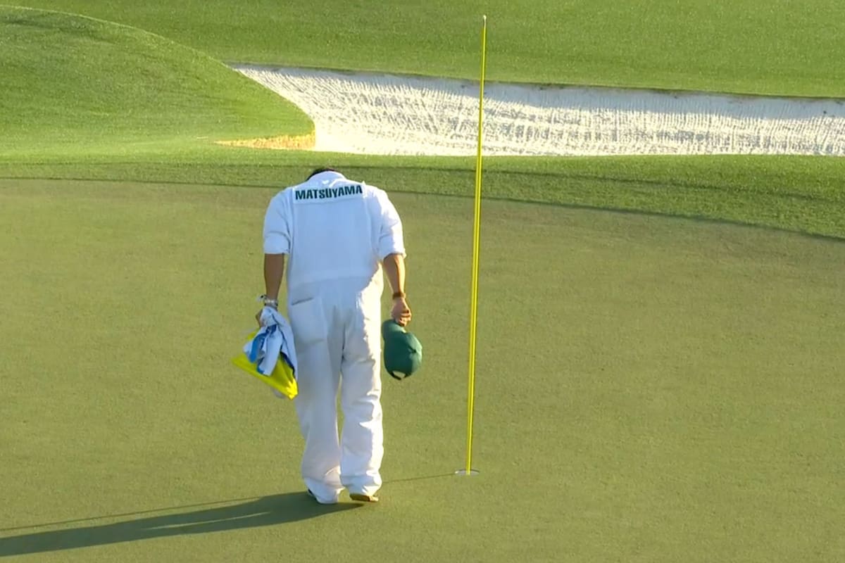 Shota Hayafuji, caddie de Hideki Matsuyama, vuelve al hoyo 18 y hace la simbólica reverencia