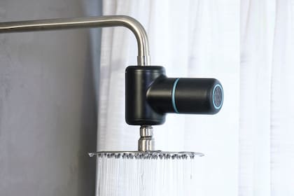Shower Power usa una turbina impulsada por el agua corriente de la ducha para cargar la batería del parlante Bluetooth