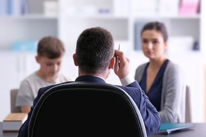 Shrier apunta que se suponía que el aprendizaje socioemocional puso en el centro las emociones, pero no les enseña a los chicos qué hacer con ellas