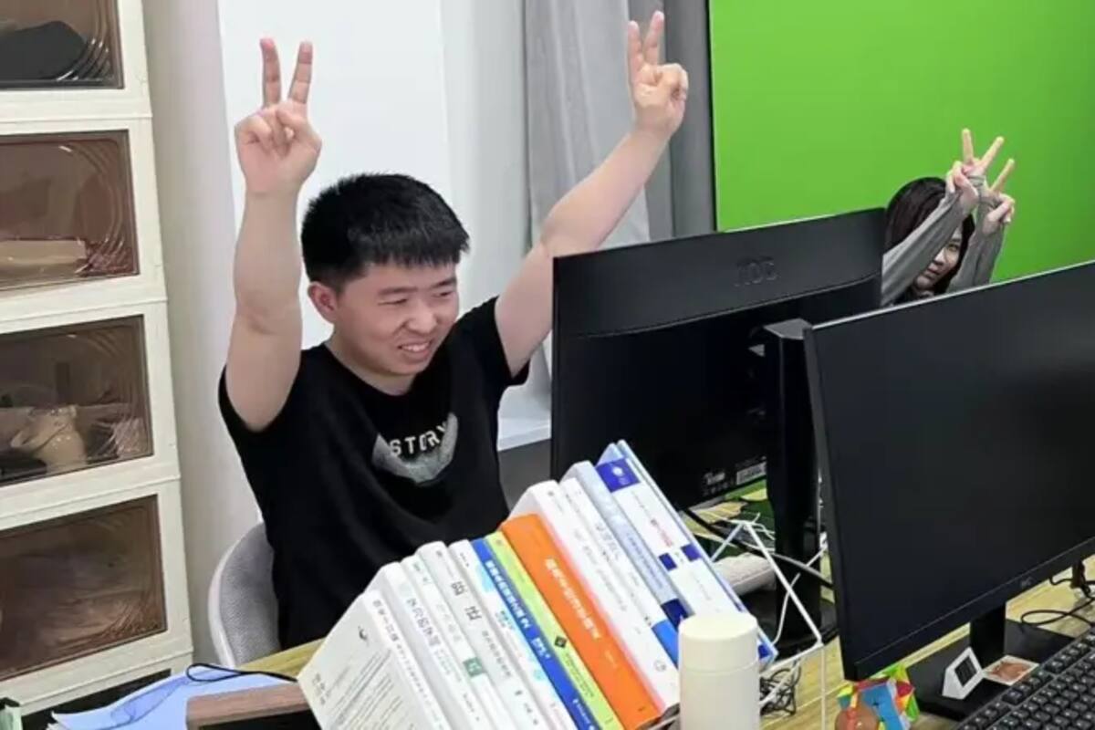 Shui Zhou paga US$4,20 al día para ir a una oficina simulada