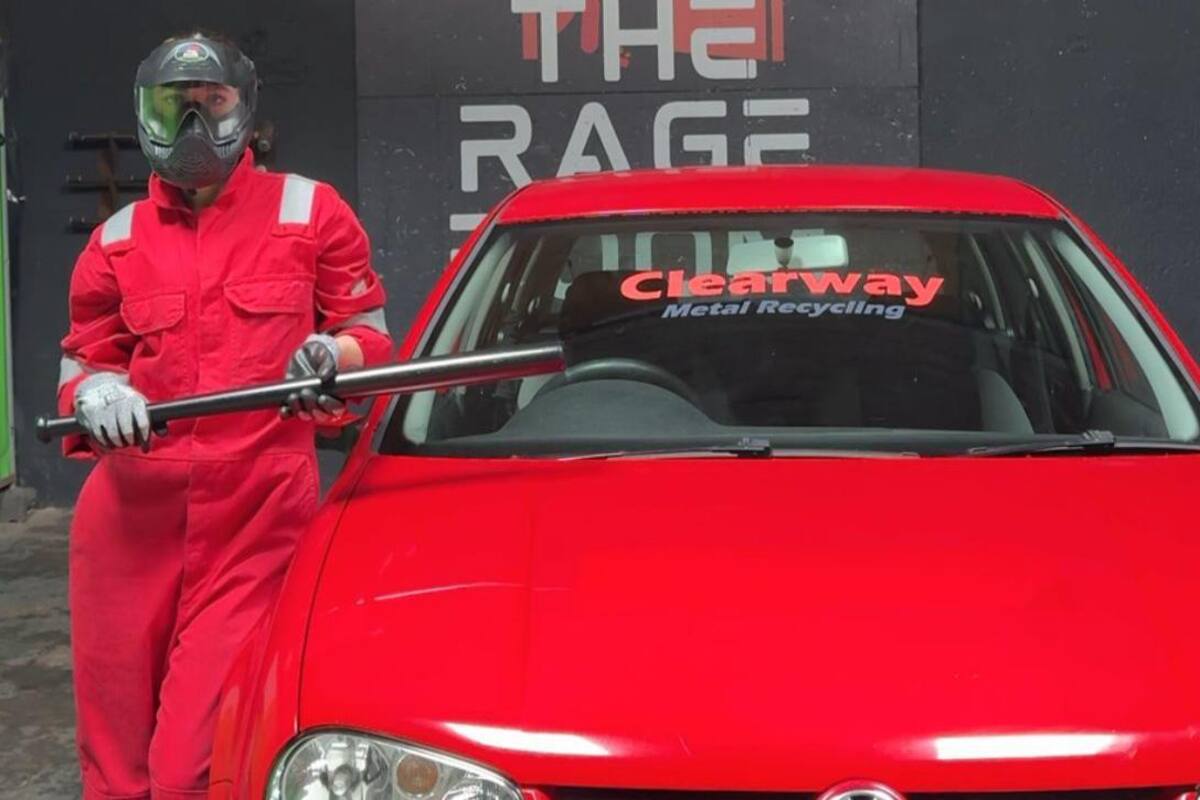 Shuka dice que ir a una sala de ira es "una forma divertida y ridícula de resetearse" (FOTO: Shuka Piryaee)