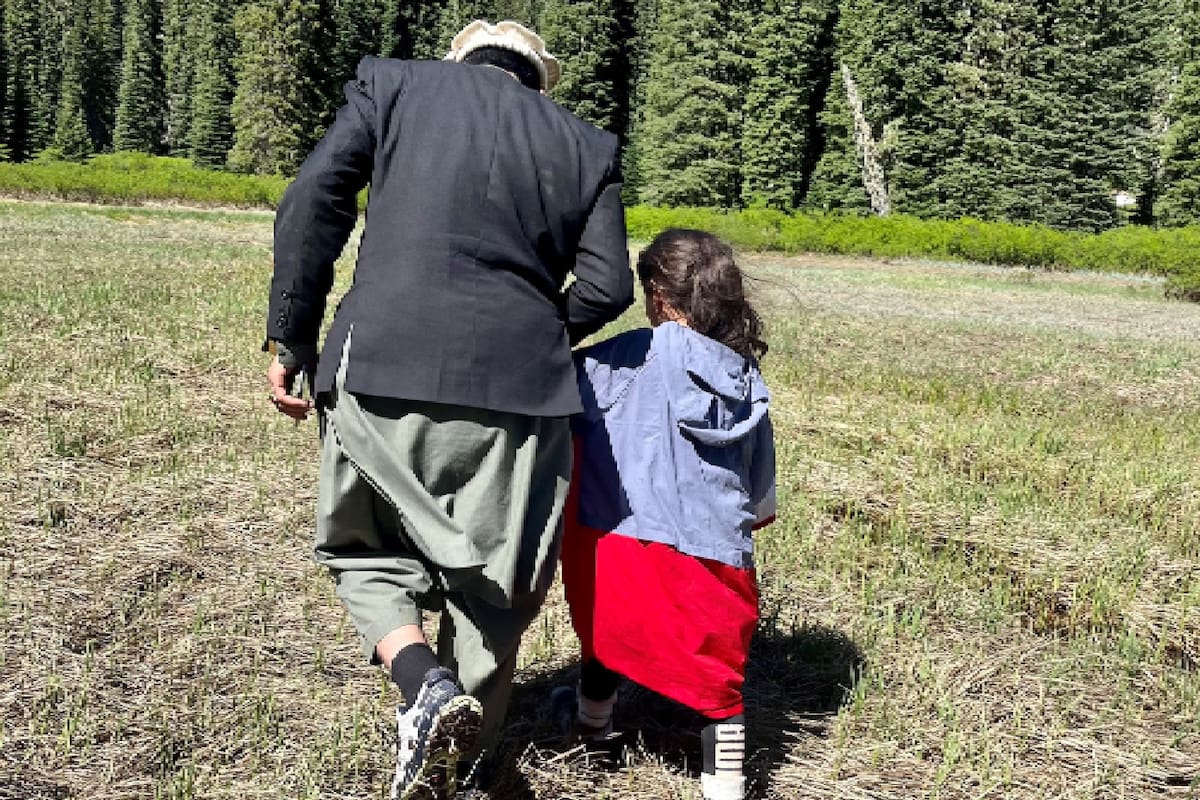 Shunghla Mashwani, de 10 años, estaba en una reunión familiar en las montañas, cuando todos cruzaron el río a través de un puente y ella quedó en la orilla; un enorme operativo con rescatistas en las montañas Cascade, de Washington, logró encontrarla