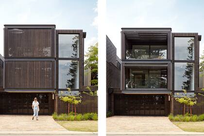Shutter House, literalmente “la casa de las persianas”, es una construcción de hormigón con una delicada fachada de listones de madera operables mecánicamente mediante una acción que la hace irresistible, casi animada.