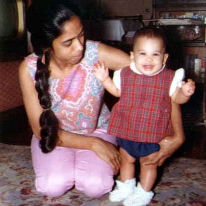 Shyamala y su beba, Kamala (Instagram de Kamala Harris)