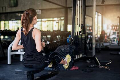 Si al aire libre hace frío también existe la posibilidad de ejercitar en lugares cerrados, como gimnasios, con una temperatura más acorde