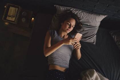 Si alguna vez te desvelaste porque no podías bajar el celular aquí te explicamos qué causa tu adicción