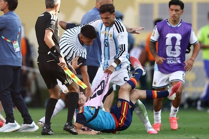 Si Argentina juega seis partidos de acá a fin de año, Paredes comenzará 2027 con cuatro fechas de suspensión pendientes