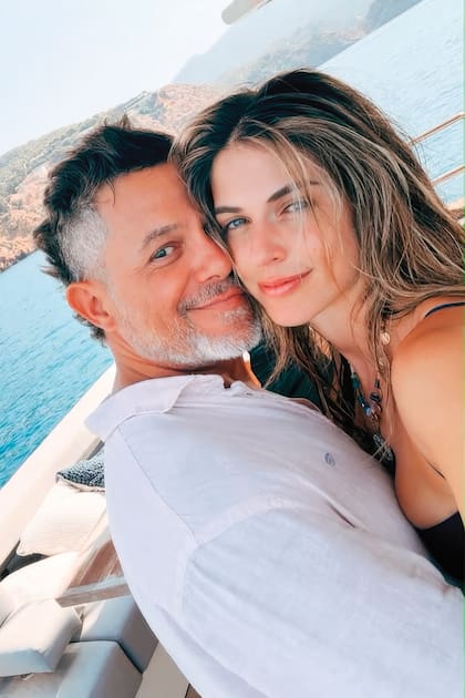 Si bien Alejandro y Stephanie se conocen desde hace tiempo y ya en 2023 surgieron los primeros rumores sobre una posible relación entre ellos, recién a comienzos de este año, ella empezó a acompañarlo durante algunas paradas de su gira