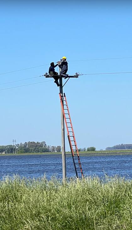 Si bien contó que usan todos los elementos de seguridad, se exponen a una caída al agua