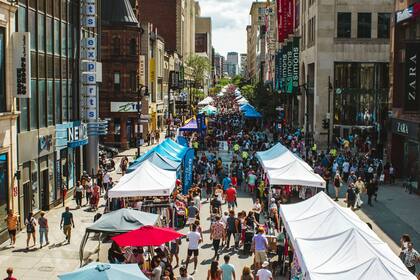 Si bien cuenta con celebraciones invernales, con la llegada del verano, Montreal brilla por festivales como Mondial de la Bière de Montreal, Grand Prix Weekend, Festival Fringe de Montreal, Festival de jazz de Montreal y muchos más.