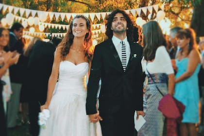 Si bien define su estilo como “relajado”, ama el jogging y le roba ropa a su marido, Coni eligió casarse “como una princesa”, con un vestido escote corazón basado en un diseño de Vera Wang. Su familia tiene una relación estrecha con los autos: su papá tiene concesionarios, su hermano Guillermo fue ministro de Transporte de la Nación y su hermana Luly creó una comunidad llamada “Mujeres al volante”.