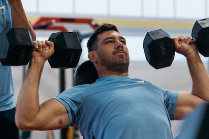 Si bien desafiarse a uno mismo al entrenar es importante, ignorar el dolor puede generar problemas