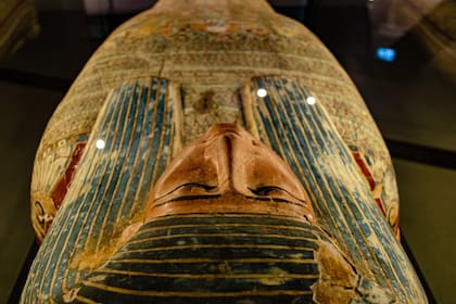 Si bien el ataúd ya se había descubierto hace varias décadas, ahora los arqueólogos lograron revelar el motivo detrás de la misteriosa cobertura de barro de la momia