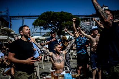 Si bien el gobierno portugués quería que los hinchas ingleses estuvieran apenas 24 horas en el territorio nacional, algunos llegaron con varios días de antelación a Porto y no usan tapabocas.