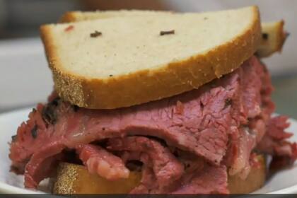 Si bien el sandwich de pastrami es de los más elegidos hay otros tipos como el Reuben, corned beef o el turkey